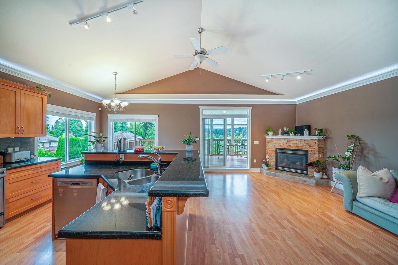 735 Schoolhouse Street - Central Coquitlam Single Family Residence for Sale, 7 Bedrooms (R3155199)# - 9