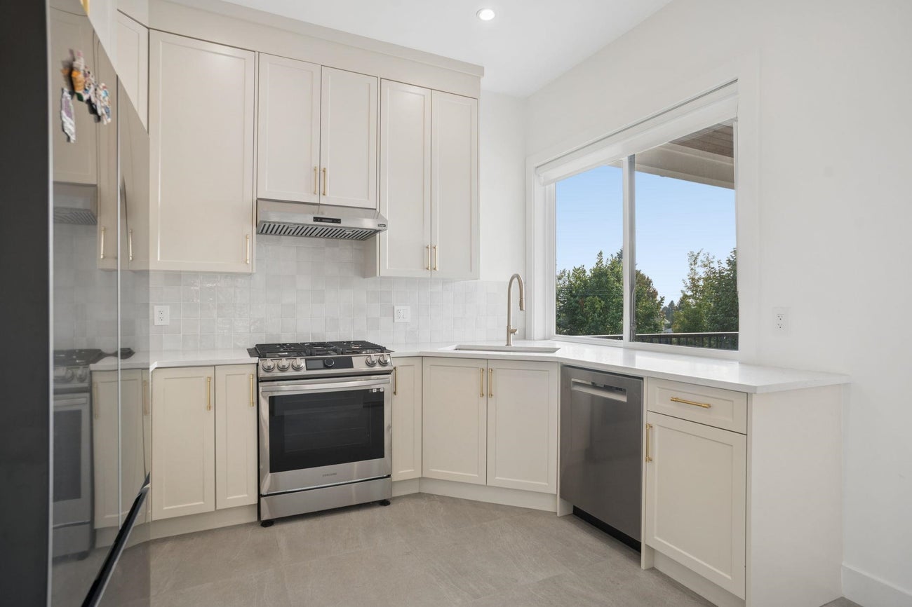 416 Trinity Street - Central Coquitlam Single Family Residence for Sale, 8 Bedrooms (R3156280)# - 9