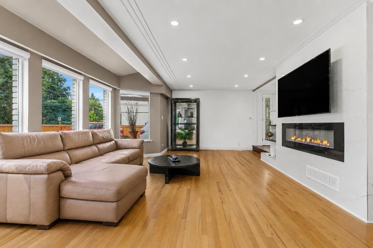 677 Gatensbury Street - Central Coquitlam Single Family Residence for Sale, 5 Bedrooms (R3159458)# - 5