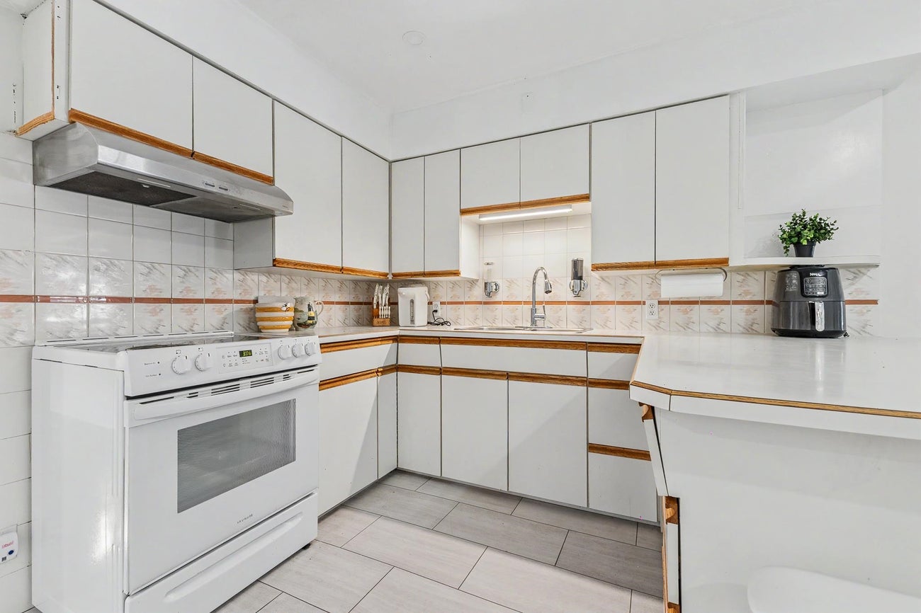 677 Gatensbury Street - Central Coquitlam Single Family Residence for Sale, 5 Bedrooms (R3159458)# - 7