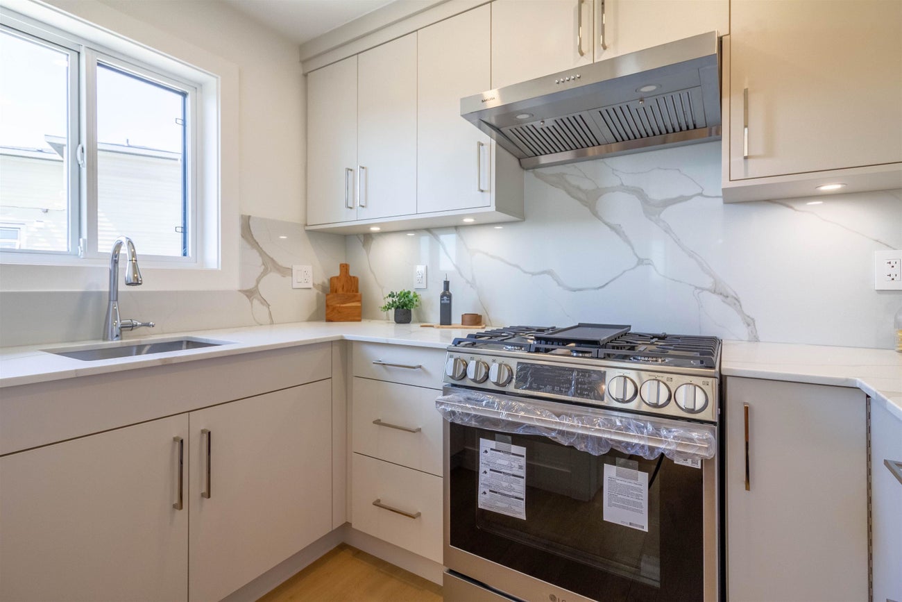 2256 Monashee Court - Coquitlam East Single Family Residence for Sale, 7 Bedrooms (R3159545)# - 10 2256 Monashee Court - Coquitlam East Single Family Residence for Sale, 7 Bedrooms (R3159545)# - 10