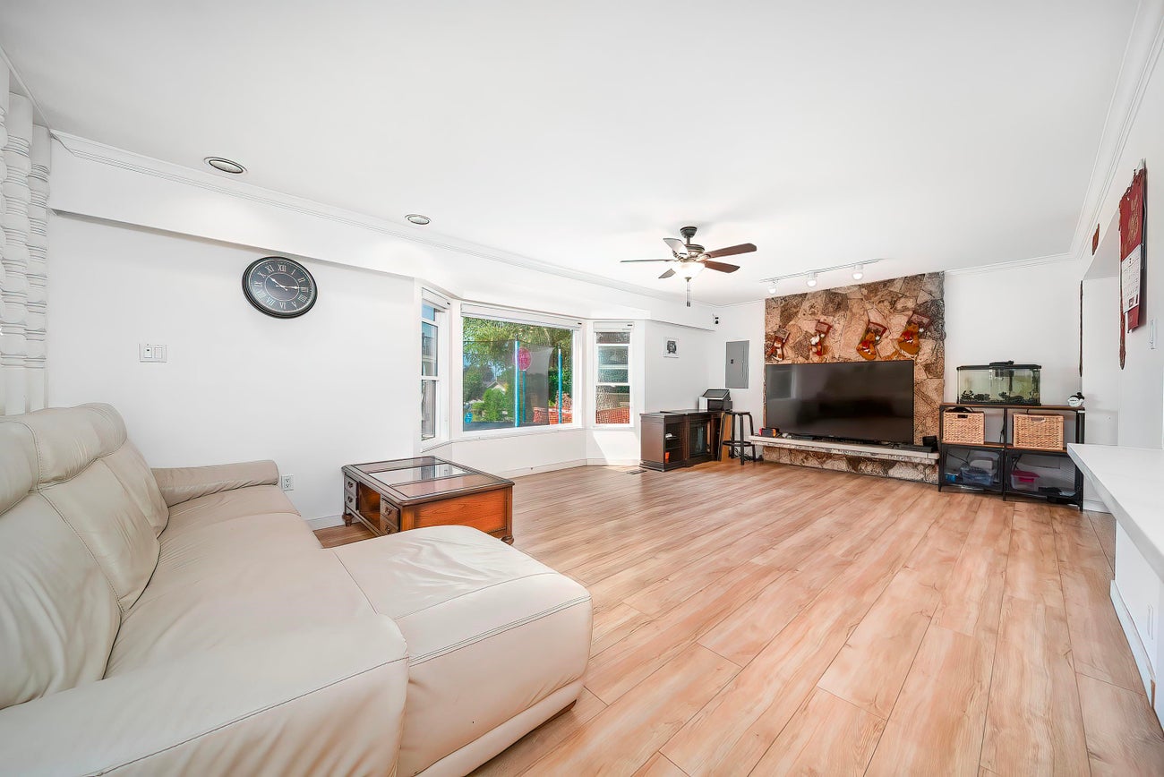 2011 Paulus Cres - Montecito Single Family Residence for Sale, 4 Bedrooms (R3164257)# - 5