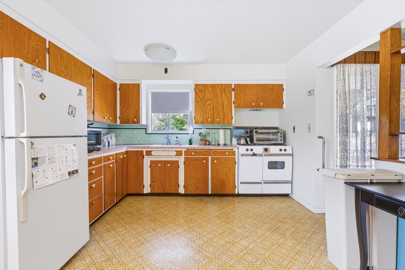 205 Nelson Street - Maillardville Single Family Residence for Sale, 3 Bedrooms (R3176095)# - 9