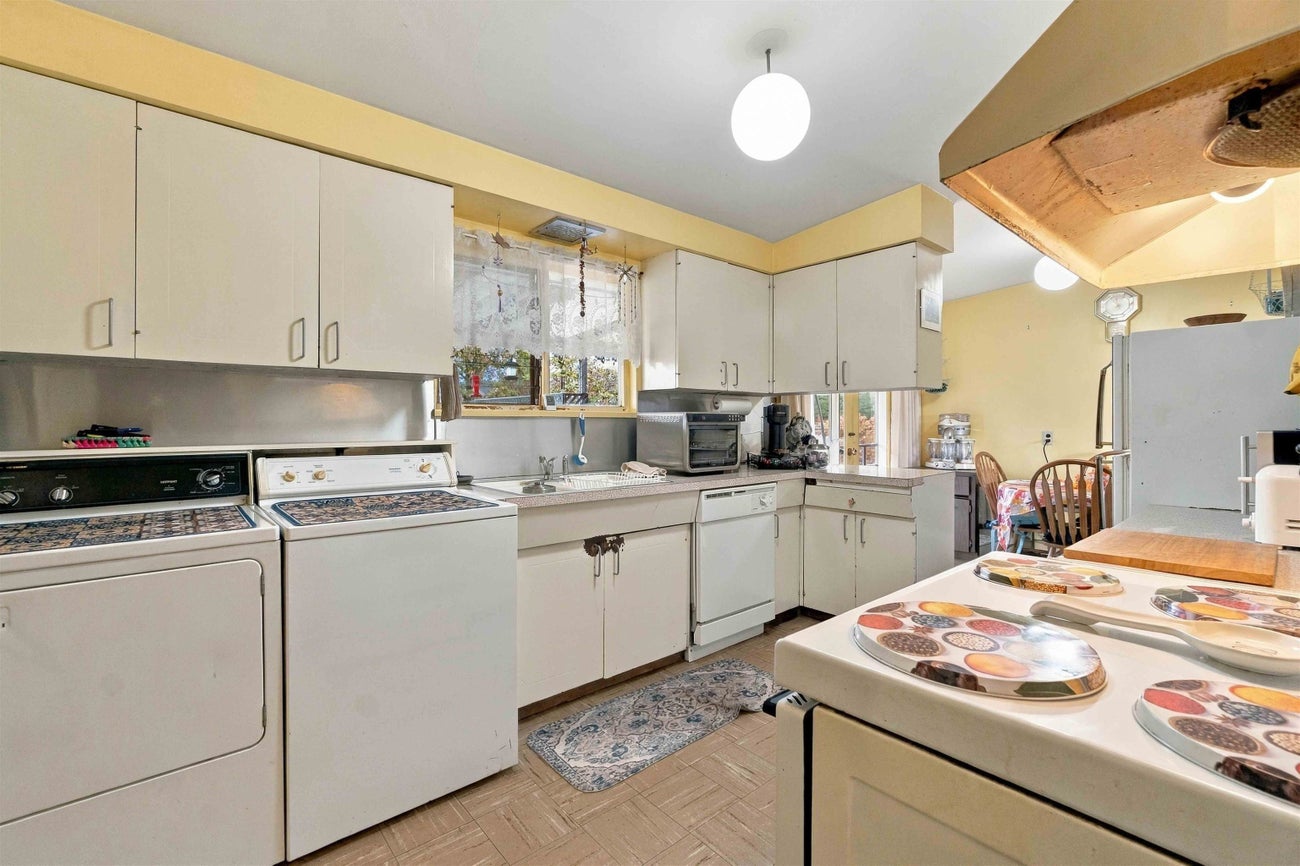 747 Poirier Street - Central Coquitlam Single Family Residence for Sale, 3 Bedrooms (R3179661)# - 10
