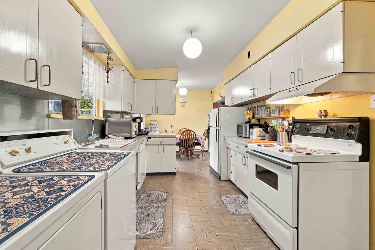 747 Poirier Street - Central Coquitlam Single Family Residence for Sale, 3 Bedrooms (R3179661)# - 9