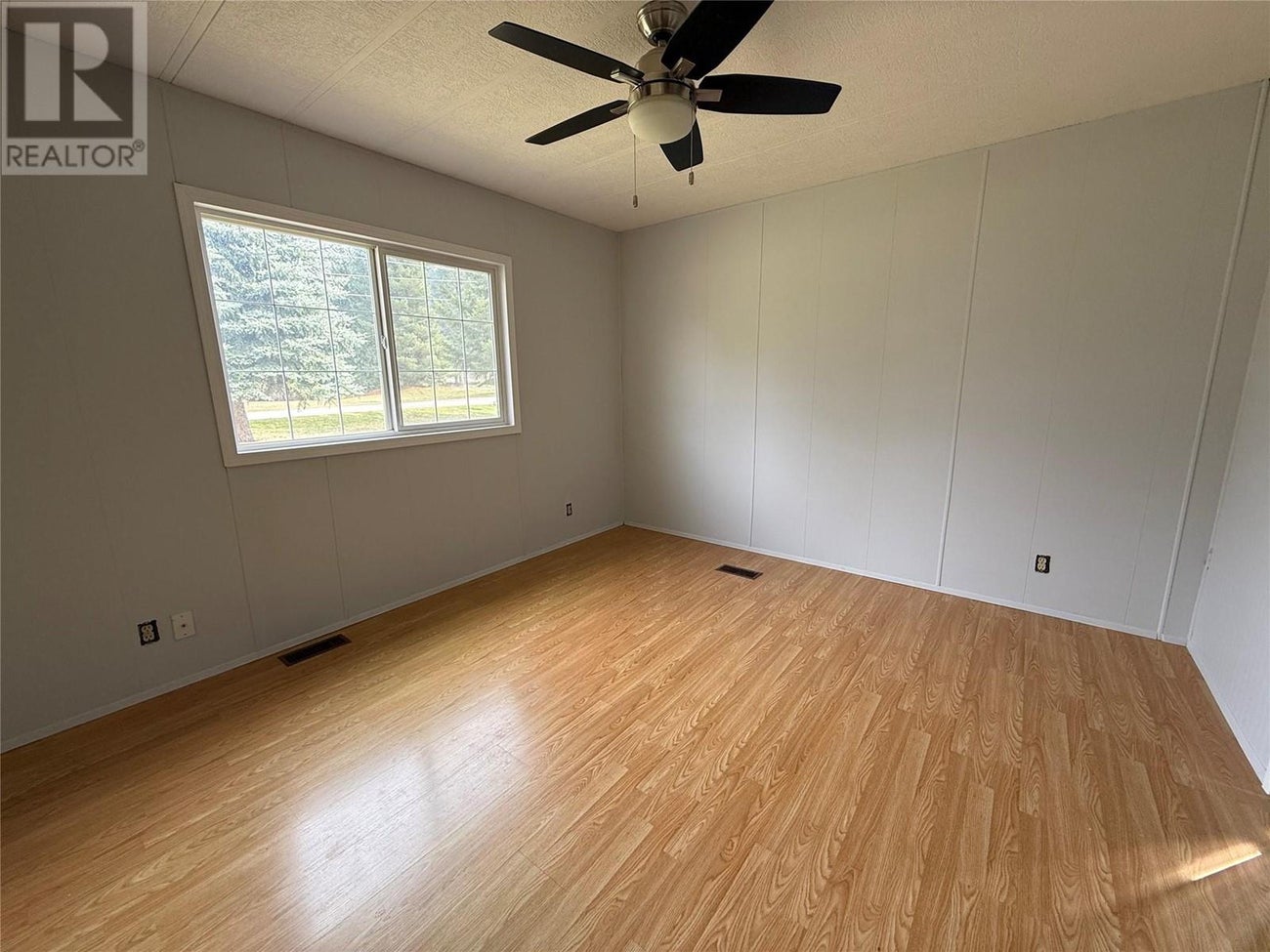 4935 Riverside Avenue - Grand Forks Manufactured Home for Sale, 3 Bedrooms (10341000) #12
