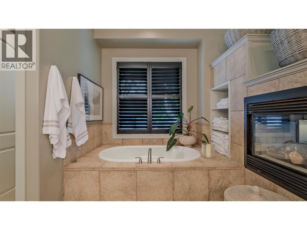 1749 Capistrano Drive - Kelowna House for Sale, 3 Bedrooms (10385473)# - 35