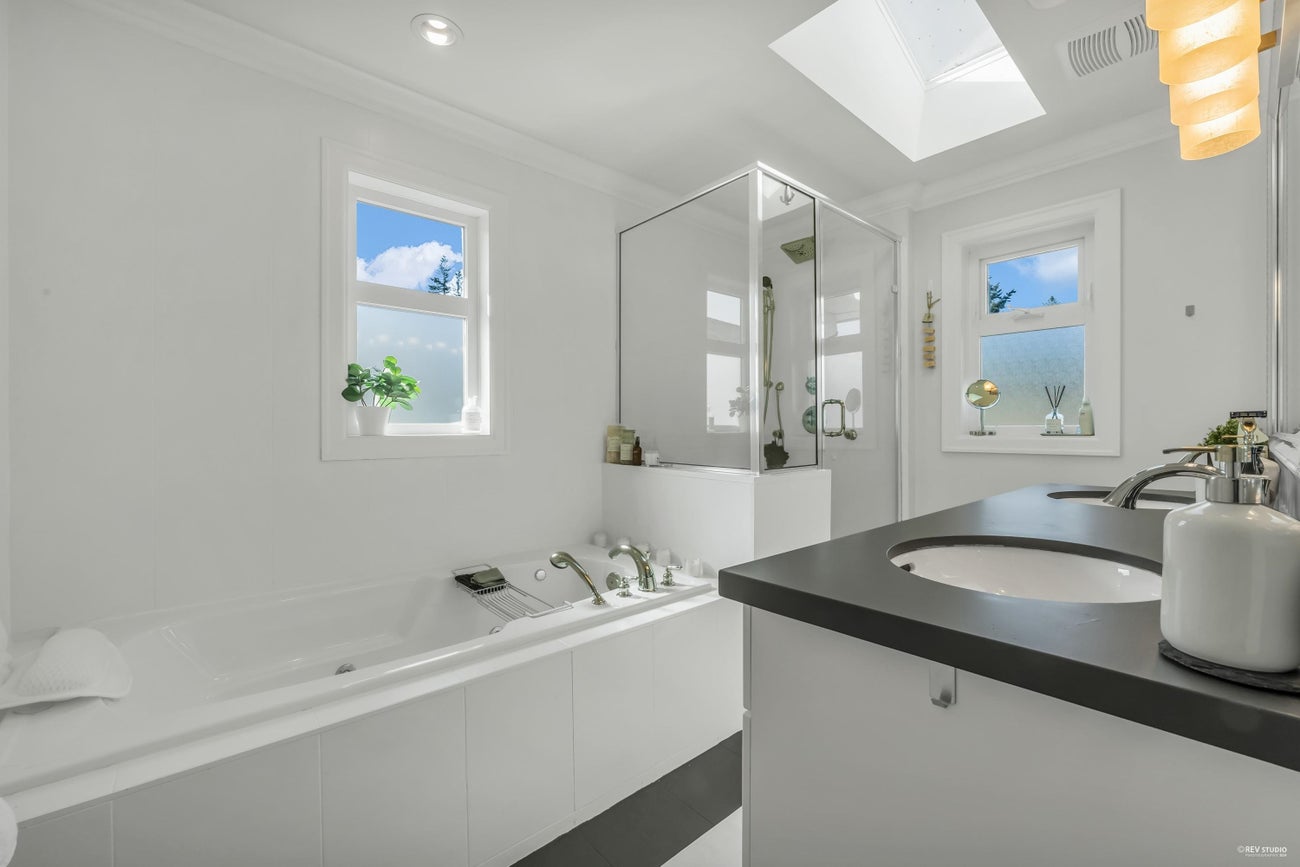 338 W 17th Street - Central Lonsdale Single Family Residence for Sale, 6 Bedrooms (R2984027) #19