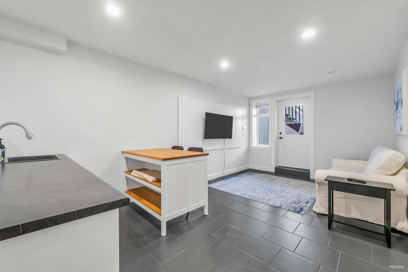 338 W 17th Street - Central Lonsdale Single Family Residence for Sale, 6 Bedrooms (R2984027) #29