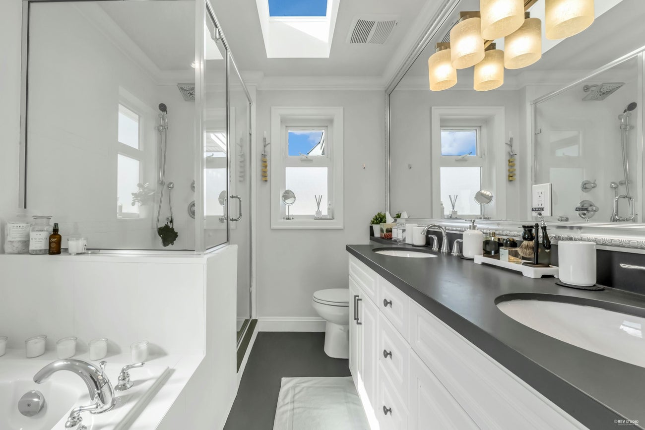 338 W 17th Street - Central Lonsdale Single Family Residence for Sale, 6 Bedrooms (R3058168)# - 18