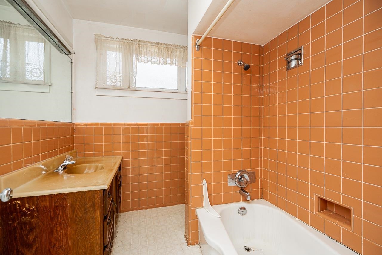 2212 Old Dollarton Road - Seymour NV Single Family Residence for Sale, 4 Bedrooms (R3051619)# - 20