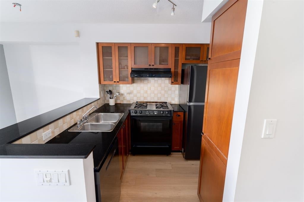 204 55 Alexander Street — photo 4 of 9