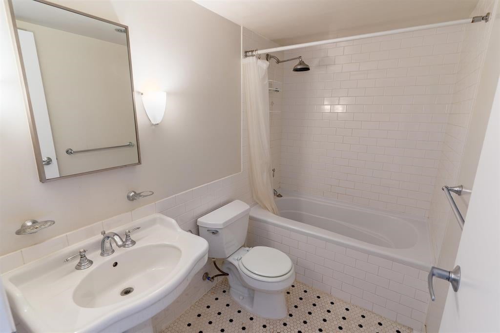 204 55 Alexander Street — photo 7 of 9