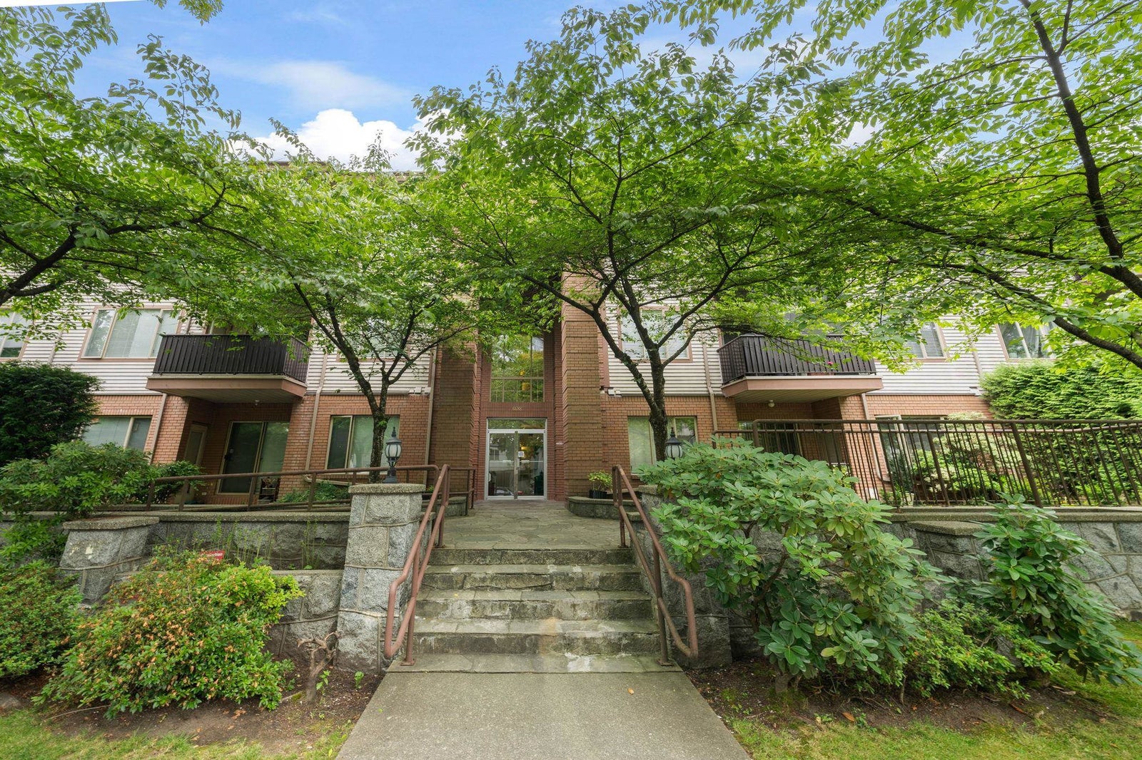 105 - 6688 Burlington Avenue - Metrotown Apartment/Condo for Sale, 2 Bedrooms (R3038771)