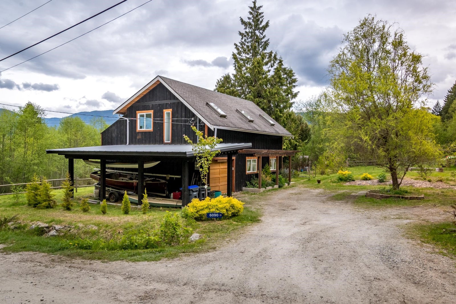 6090 HERITAGE ROAD - Sechelt District House with Acreage for sale, 3 Bedrooms (R2725038)