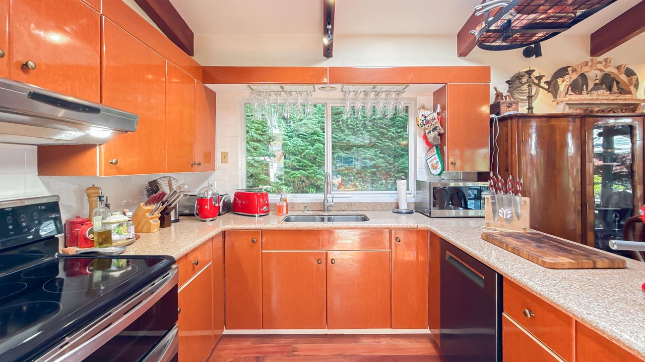 414 Montroyal Boulevard - Upper Delbrook Single Family Residence for Sale, 4 Bedrooms (R3025827) #18