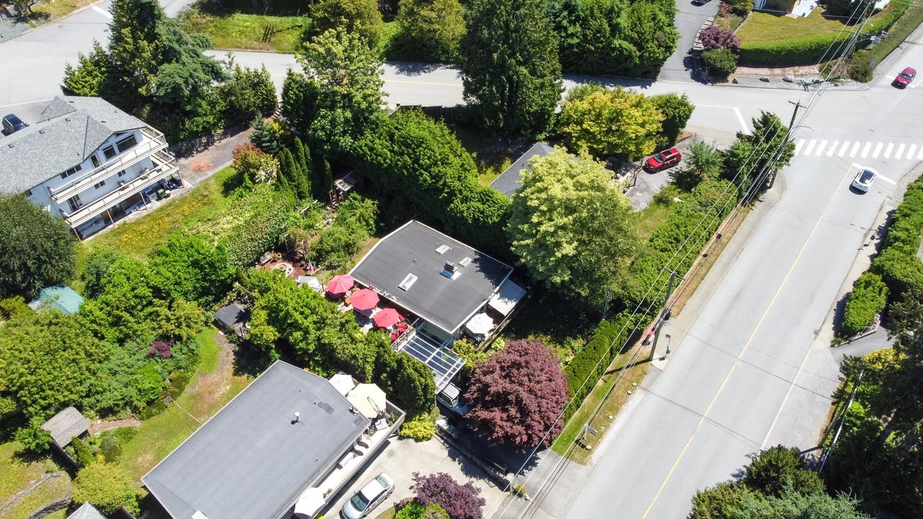 414 Montroyal Boulevard - Upper Delbrook Single Family Residence for Sale, 4 Bedrooms (R3025827) #6