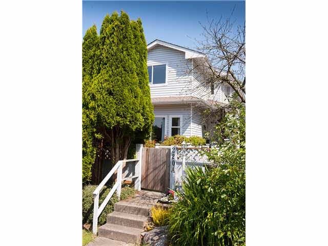 A 220 W 17th Street - Central Lonsdale 1/2 Duplex, 3 Bedrooms (V1067364)