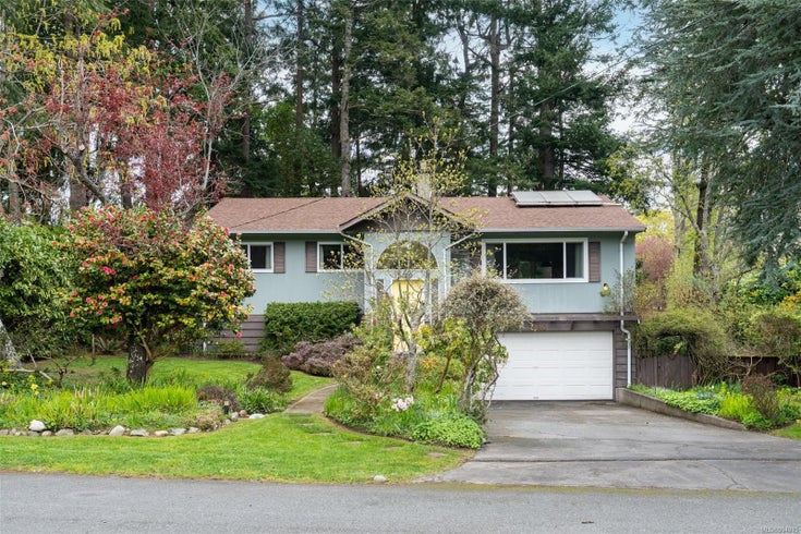 2440 Alpine Cres - SE Arbutus Single Family Residence for Sale, 3 Bedrooms (994915)