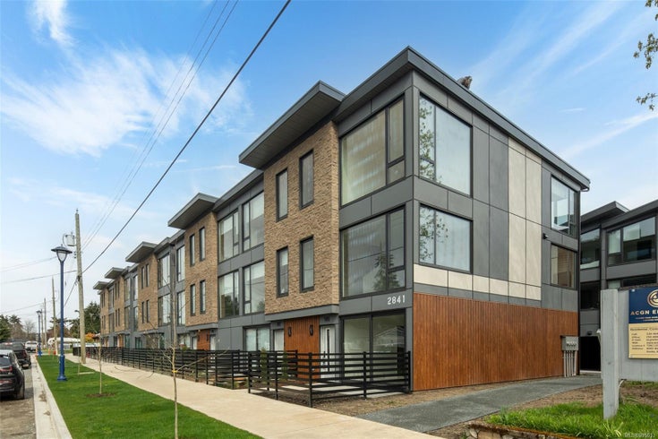 110 - 916 Orono Ave - La Langford Proper Townhouse for Sale, 2 Bedrooms (995013)