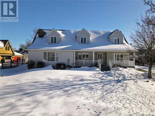 84 Hamilton - Shediac House for Sale, 6 Bedrooms (NB112885)