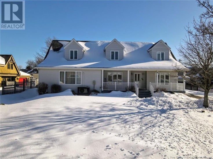 84 Hamilton - Shediac House for Sale, 6 Bedrooms (NB112885)