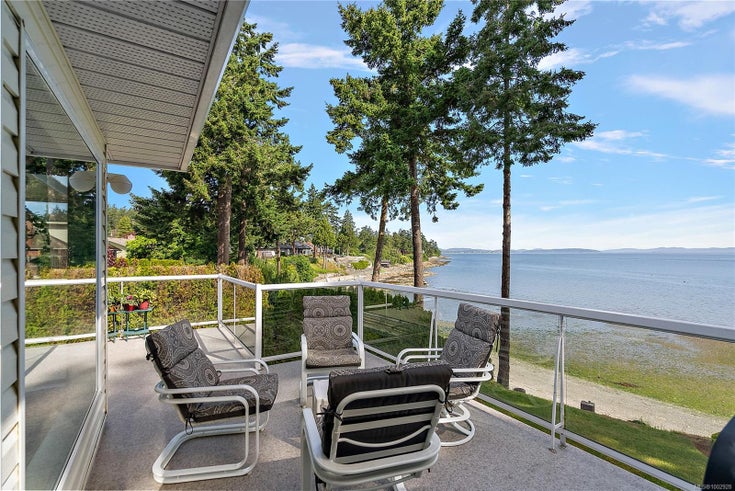 8001 Arthur Dr - CS Saanichton Single Family Residence for Sale, 3 Bedrooms (1002928)