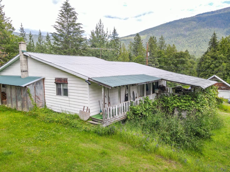 8871 Slocan West Road  - Nelson Single Family for sale, 5 Bedrooms (2466213)