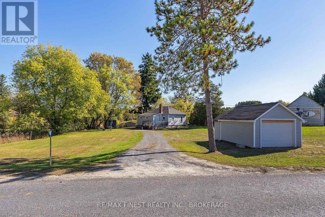 1018 OAK FLATS ROAD - South Frontenac (frontenac South) House for Sale, 2 Bedrooms (X12436614)