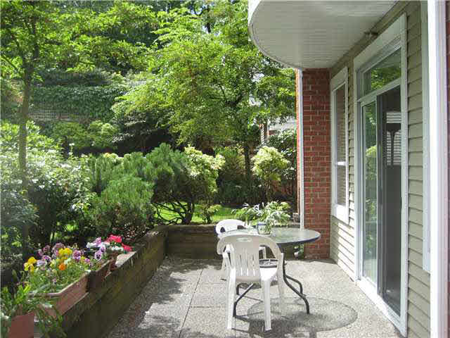 202 5270 Oakmount Crescent - Oaklands Apartment/Condo, 2 Bedrooms (V964726)