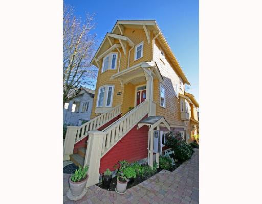 3530 W 5th Avenue - Kitsilano Townhouse, 2 Bedrooms (V701973)