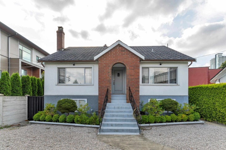 6969 Royal Oak Avenue - Metrotown Single Family Residence for Sale, 7 Bedrooms (R3000022)