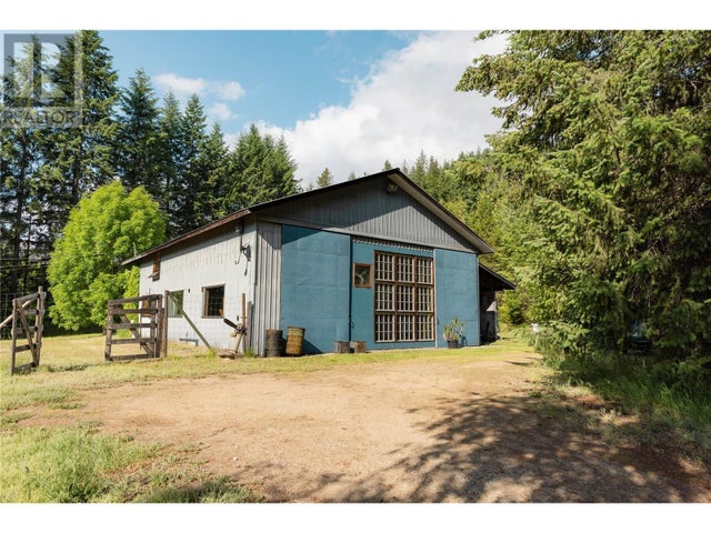 6777 PERRY'S BACK Road - Winlaw House for Sale, 2 Bedrooms (10356357)