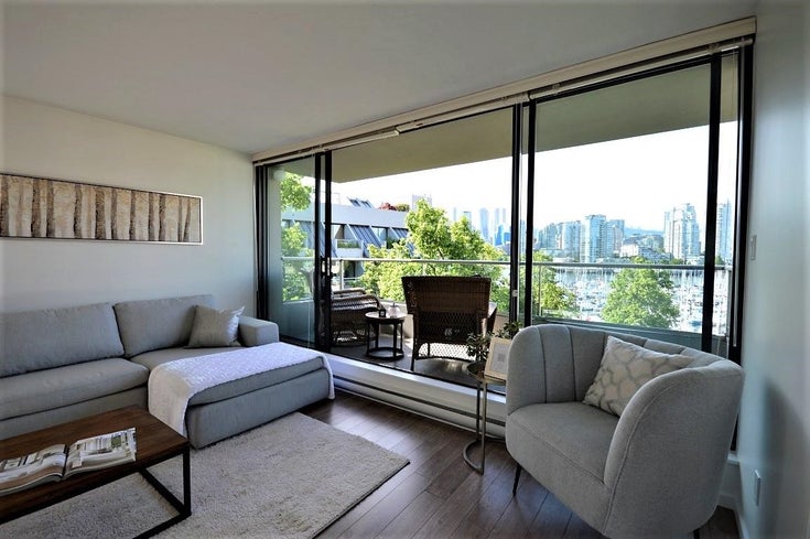 422 666 Leg In Boot Square - False Creek Apartment/Condo, 2 Bedrooms (R2599615)