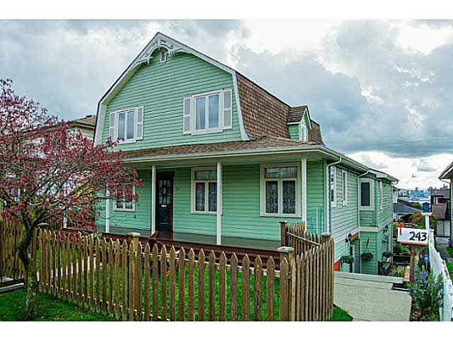 243 W Keith Road - Lower Lonsdale 1/2 Duplex, 2 Bedrooms (V1112275)