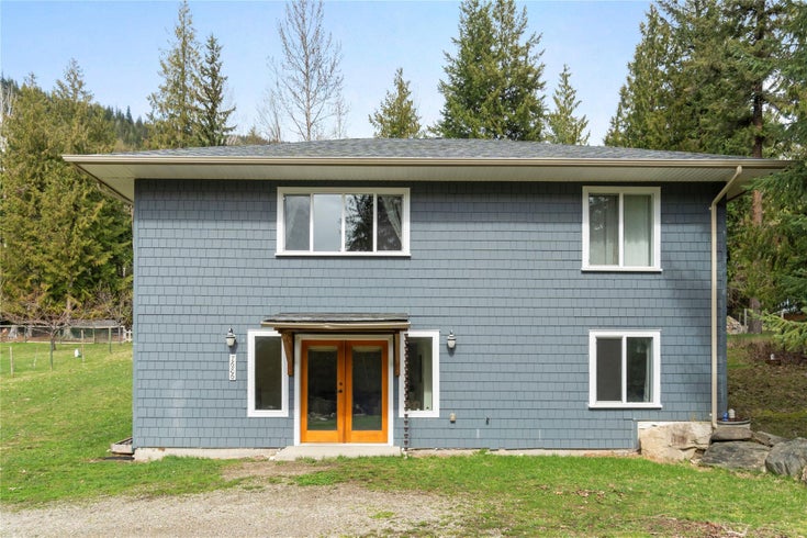 7686 Mountain Dr Anglemont BC V0E 1M8 - Anglemont Single Family, 3 Bedrooms (10343358)