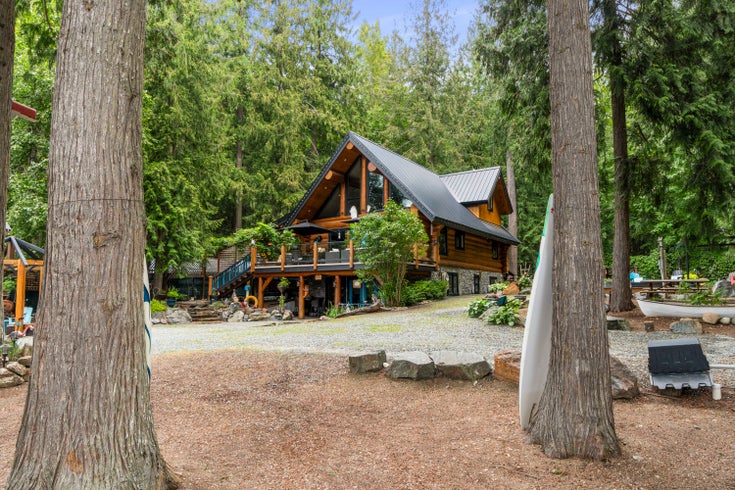 6797 Squilax Anglemont Rd, Magna Bay BC, V0E 1M7 - North Shuswap Single Family for sale, 5 Bedrooms (10279912)
