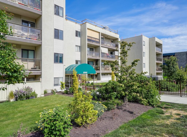 202-2747 Quadra St - Vi Hillside Condo Apartment for Sale, 2 Bedrooms (1001546)