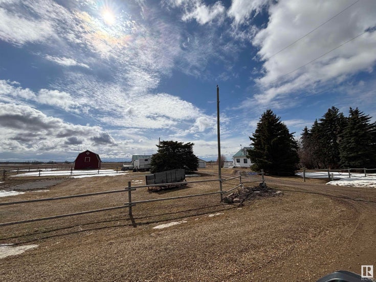 24523 TWP ROAD 582 - rural-sturgeon-county Detached Single Family for Sale, 2 Bedrooms (E4430338)