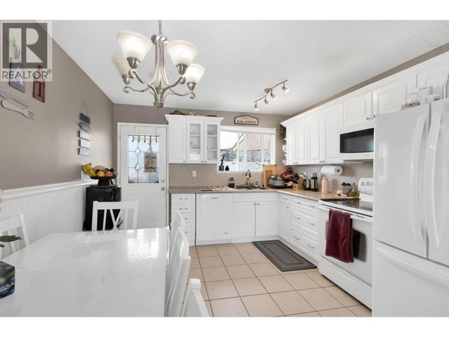 800 VALHALLA Drive Unit# 28 - Kamloops Row / Townhouse for Sale, 4 Bedrooms (10361610)