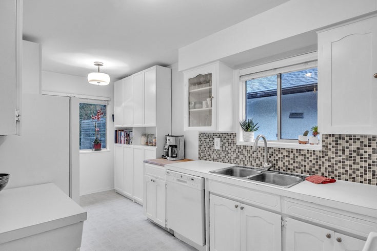 3296 Institute Road - Lynn Valley Single Family Residence for Sale, 5 Bedrooms (R3070862)