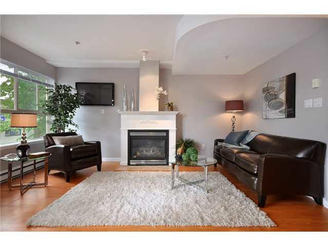 7 3477 Commercial Street - Victoria VE Townhouse, 3 Bedrooms (V890505)