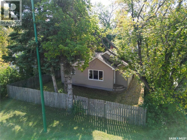 707 5th STREET E - Prince Albert House for Sale, 2 Bedrooms (SK018759)