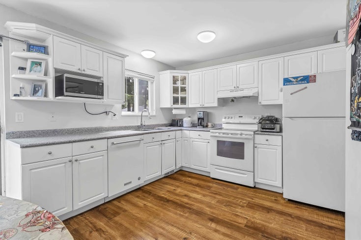 13304 100 Avenue - Whalley Half Duplex for Sale, 3 Bedrooms (R3022957)