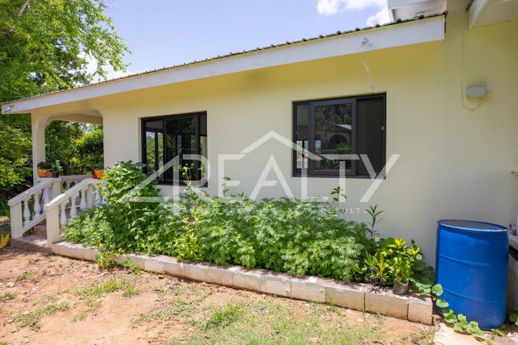 Beautiful House in Hillview - Santa Elena House for sale, 3 Bedrooms 