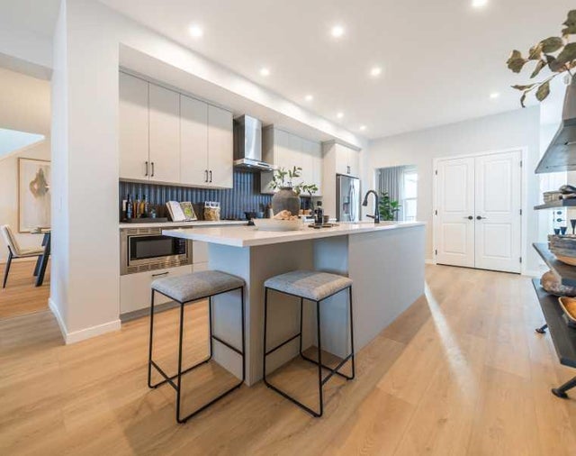 945 Creekview Drive SW - Pine Creek Semi Detached (Half Duplex) for Sale, 3 Bedrooms (A2203744)