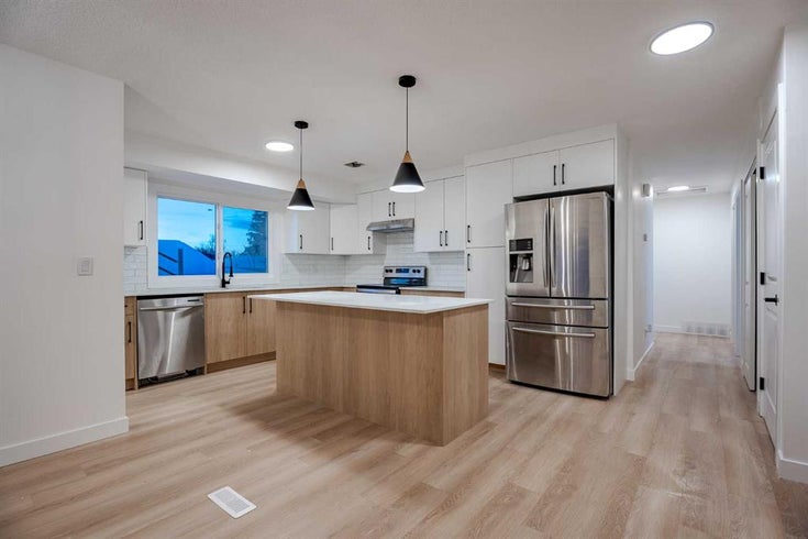 115 Pinecrest Crescent NE - Pineridge Detached, 5 Bedrooms (A2200354)