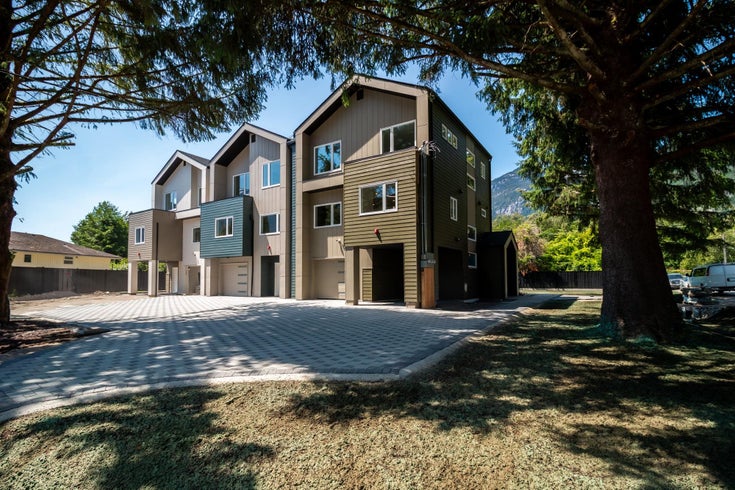 38891 Garibaldi Avenue - Dentville Row House (Non-Strata) for Sale, 4 Bedrooms (R3014924)