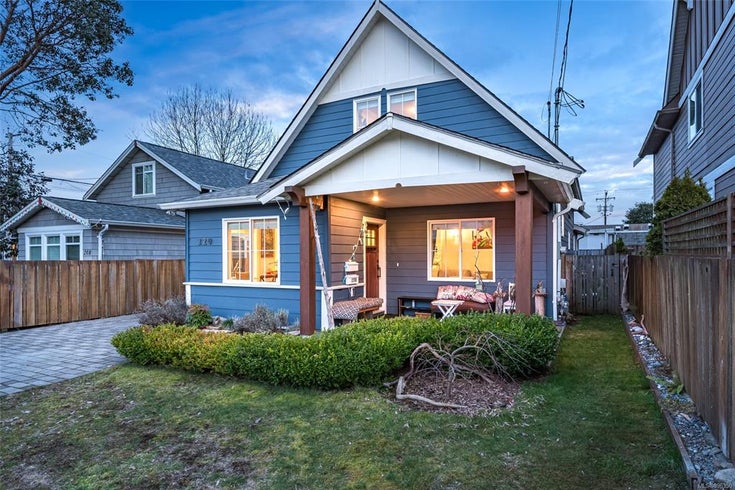 220 2nd St - CV Courtenay City Single Family Residence, 4 Bedrooms (896350)