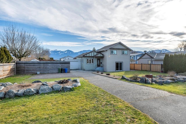 9450 Mcnaught Road - Chilliwack Proper East Single Family Residence for Sale, 3 Bedrooms (R3000009)
